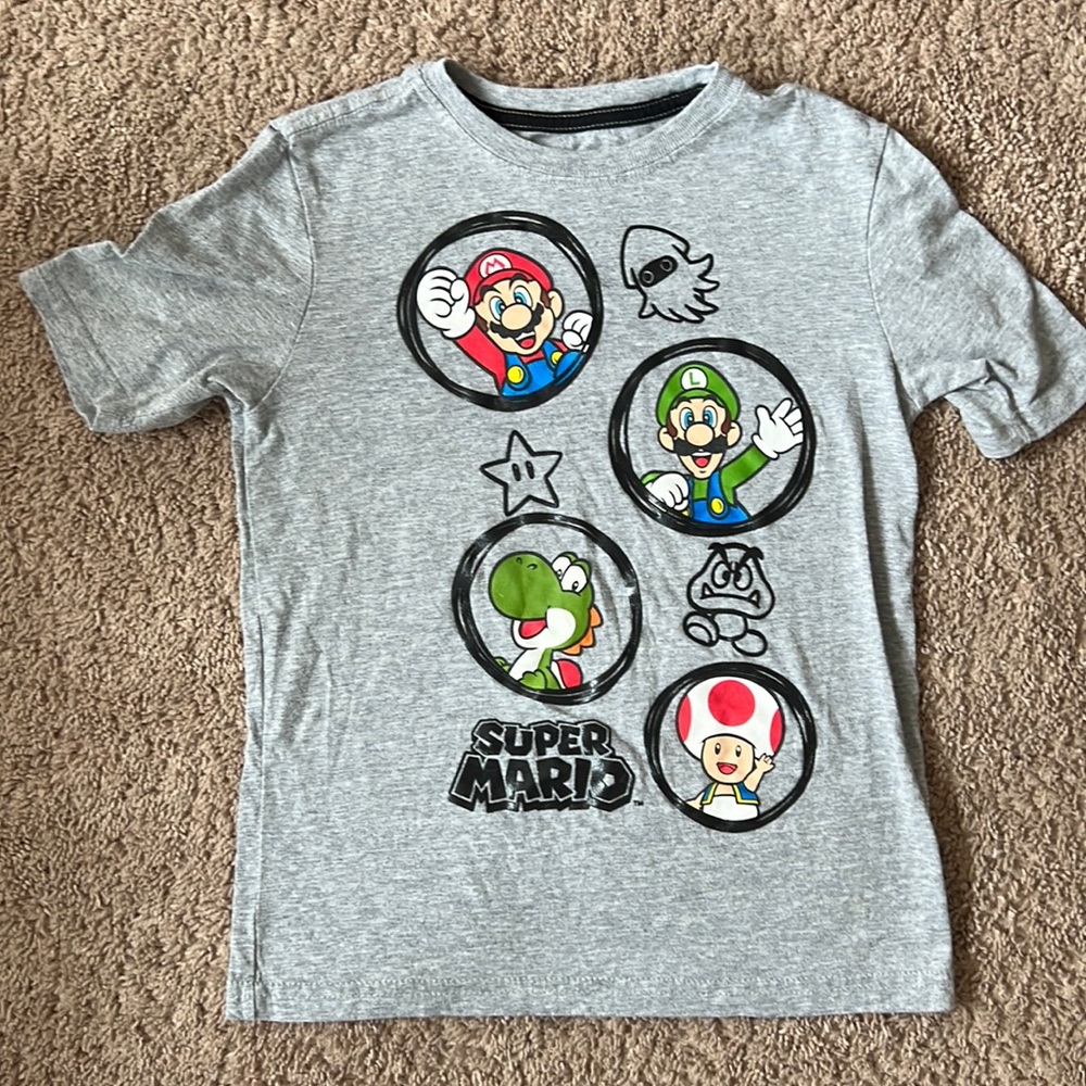 Super Mario t-shirt. Size small (6/7)